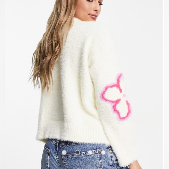 Bershka Fluffy Floral Logo Sweater in White - Picture 3 of 11